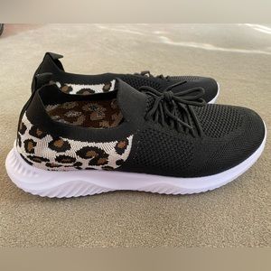 Women’s tennis shoe